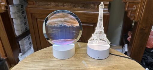 Hai mẫu Đèn LED 3D Tích Hợp Camera đặt trên bàn