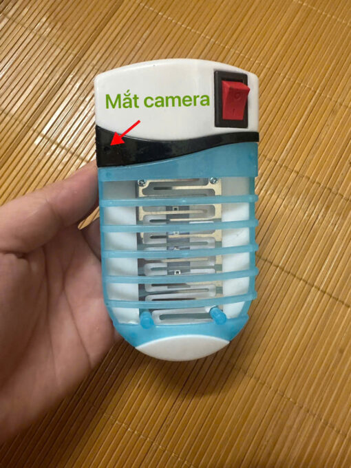 Đèn Bắt Muỗi Tích Hợp Camera với mũi tên chỉ vị trí ống kính